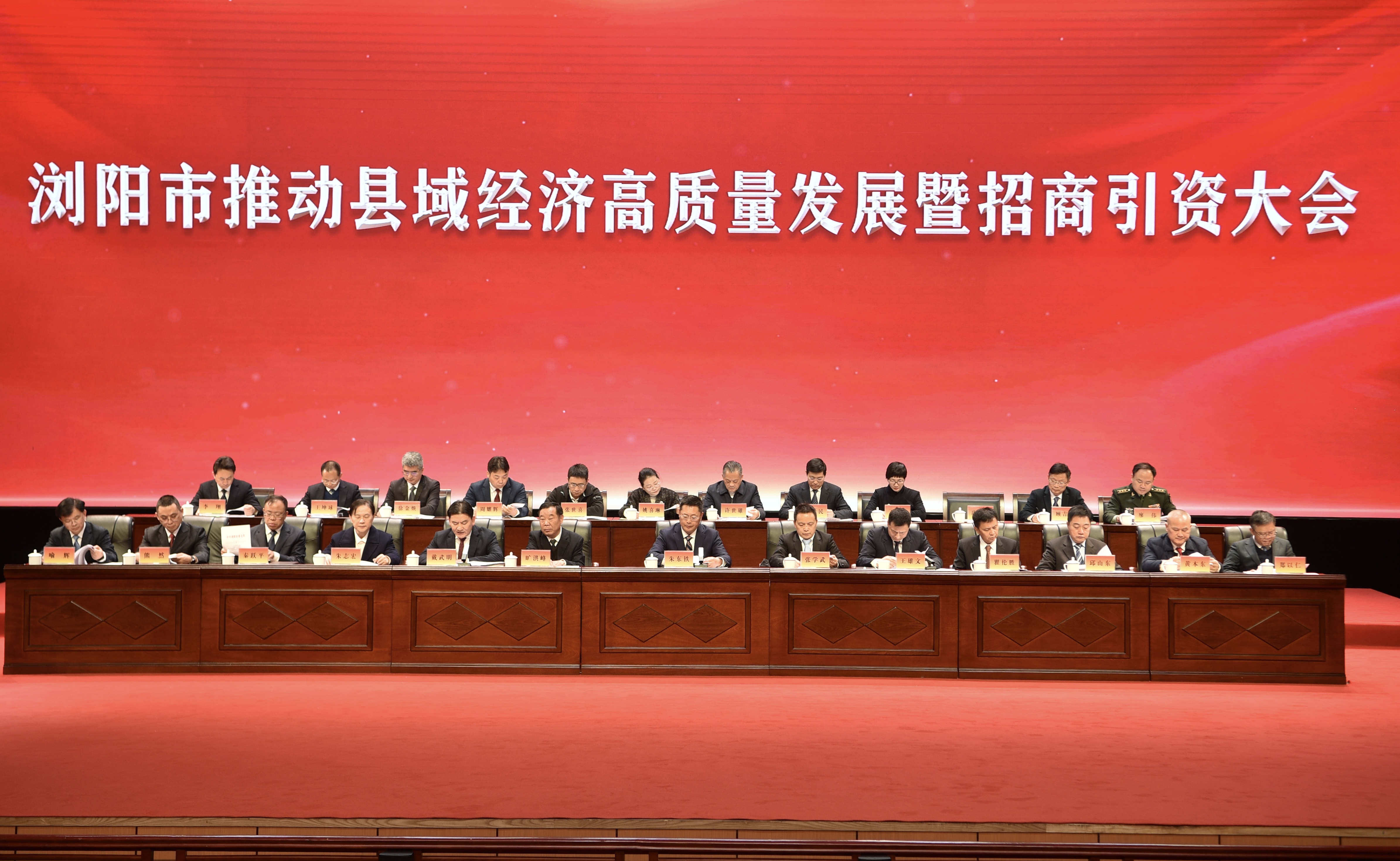 最高禮遇!鹽津鋪?zhàn)訌垖W(xué)武董事長(zhǎng)坐主席臺(tái) 為縣域經(jīng)濟(jì)高質(zhì)量發(fā)展暨招商引資大會(huì)優(yōu)秀企業(yè)家頒獎(jiǎng) 最高禮遇!鹽津鋪?zhàn)訌垖W(xué)武董事長(zhǎng)坐主席臺(tái) 為縣域經(jīng)濟(jì)高質(zhì)量發(fā)展暨招商引資大會(huì)優(yōu)秀企業(yè)家頒獎(jiǎng)