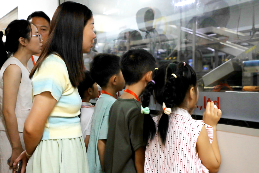 萌娃探班!2025鹽津鋪?zhàn)訂T工家人開放日活動(dòng)正式舉行 萌娃探班!2025鹽津鋪?zhàn)訂T工家人開放日活動(dòng)正式舉行